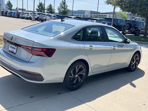 Used 2025 Volkswagen Jetta SE w/ Sunroof Package FWD image 10