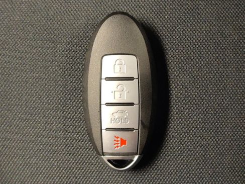 Used 2020 Nissan Versa SR FWD image 32