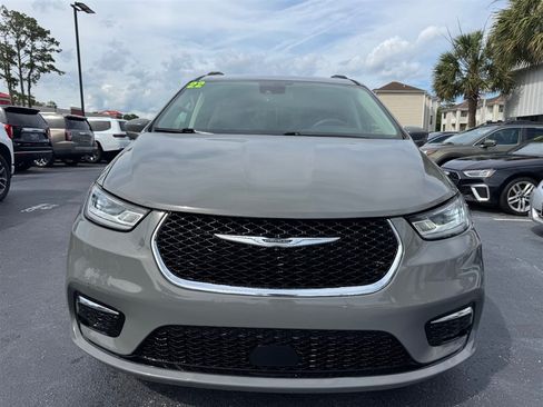 Used 2022 Chrysler Pacifica Touring-L FWD image 3