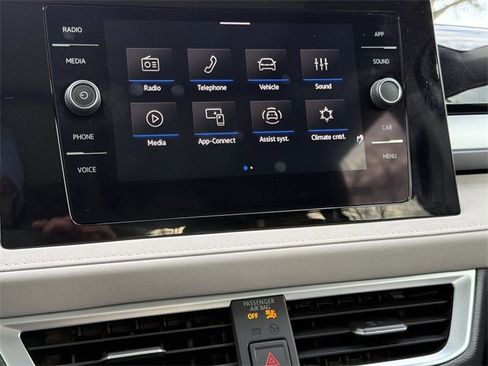 Used 2025 Volkswagen Taos SE image 17