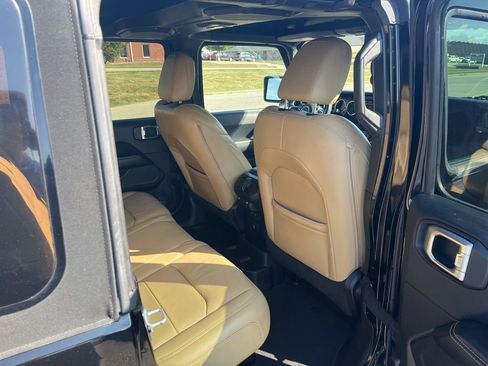 Used 2018 Jeep Wrangler Unlimited Sahara image 24