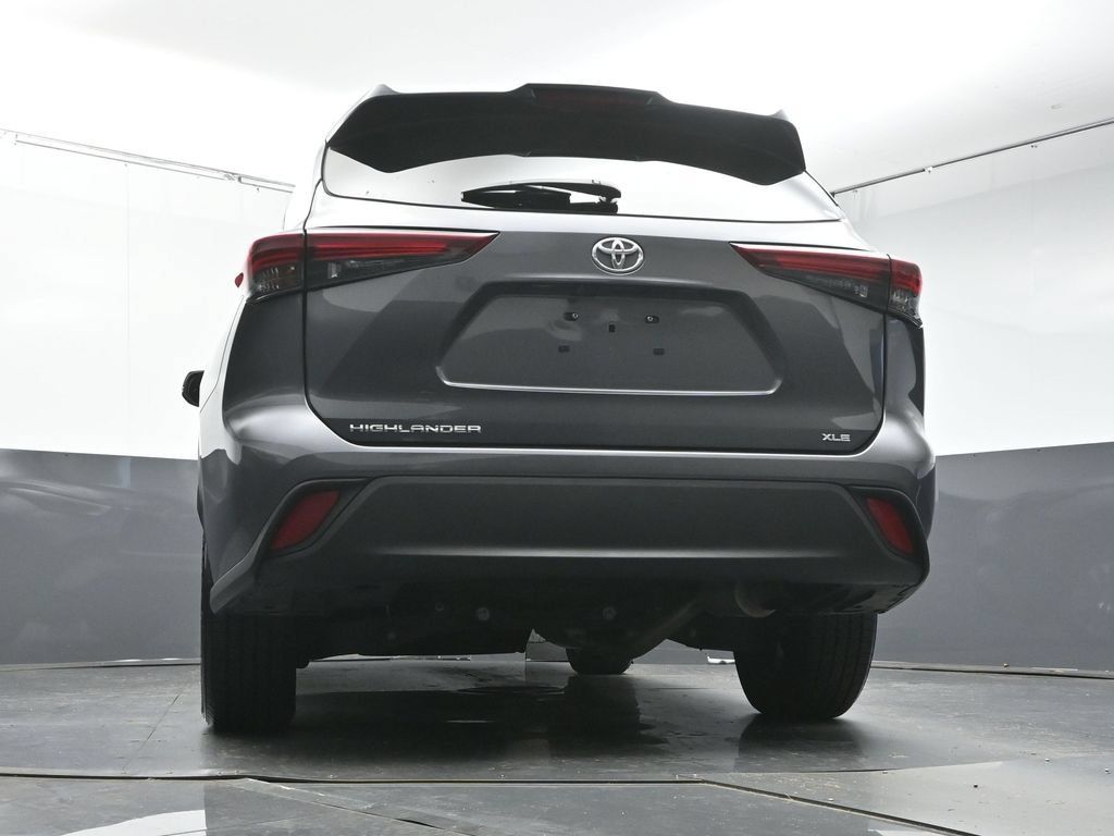 Used 2024 Toyota Highlander XLE FWD image 37