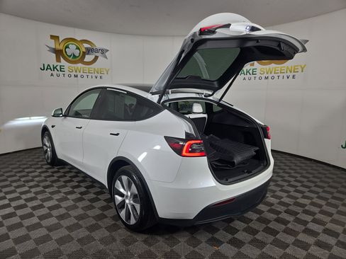 Used 2024 Tesla Model Y 2WD image 30