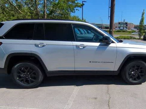 New 2026 Jeep Grand Cherokee Altitude AWD/4WD image 9