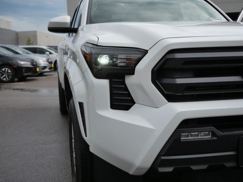 Certified 2025 Toyota Tacoma SR5 AWD/4WD image 17