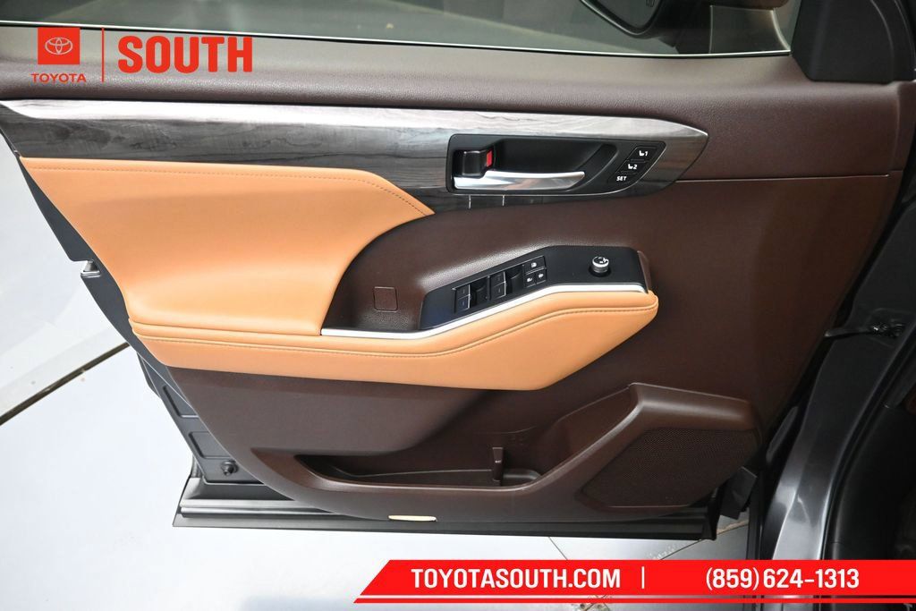 Used 2020 Toyota Highlander Platinum AWD/4WD image 23