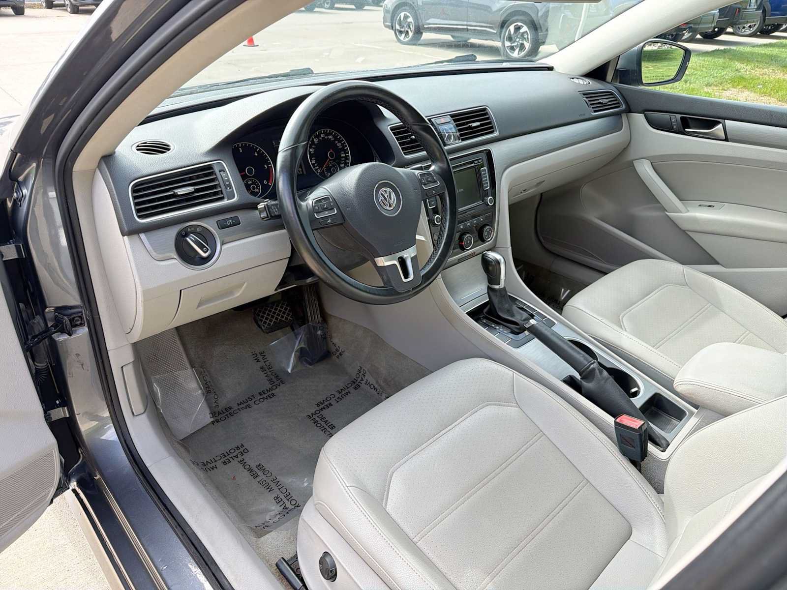 Used 2015 Volkswagen Passat TDI SE FWD image 2