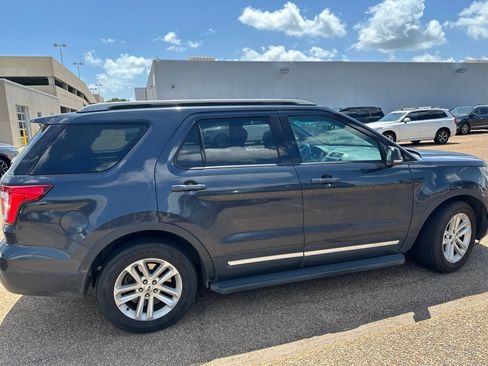 Used 2017 Ford Explorer XLT w/ Equipment Group 202A FWD image 6