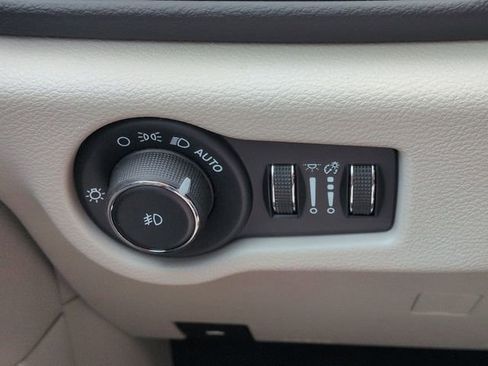 Used 2023 Chrysler Pacifica Touring-L FWD image 19