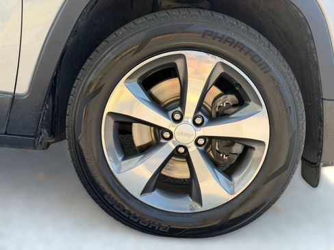 Used 2019 Jeep Cherokee Limited w/ Luxury Group AWD/4WD image 13