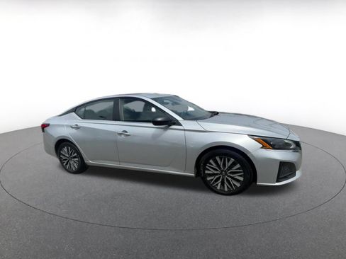 Used 2024 Nissan Altima 2.5 SV FWD image 2