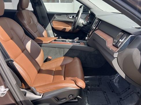 Certified 2025 Volvo XC60 B5 Ultra AWD/4WD image 18