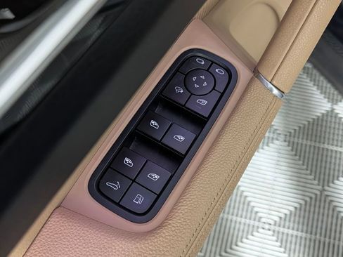 Certified 2023 Porsche Cayenne Platinum Edition AWD/4WD image 25
