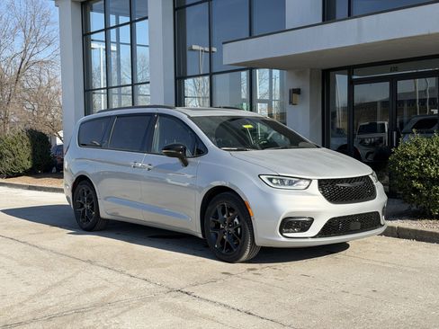 New 2026 Chrysler Pacifica Limited w/ S Appearance Package image 2