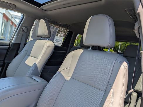 Used 2018 Toyota Highlander Limited AWD/4WD image 19