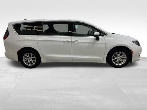 Used 2023 Chrysler Voyager LX FWD image 6