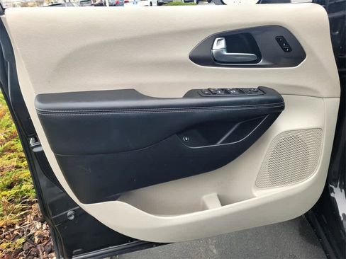 Used 2023 Chrysler Pacifica Touring-L image 16