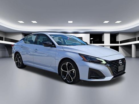 Used 2024 Nissan Altima 2.5 SR w/ SR Premium Package FWD image 8