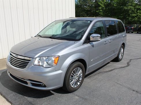 Used 2013 Chrysler Town & Country Touring-L image 1