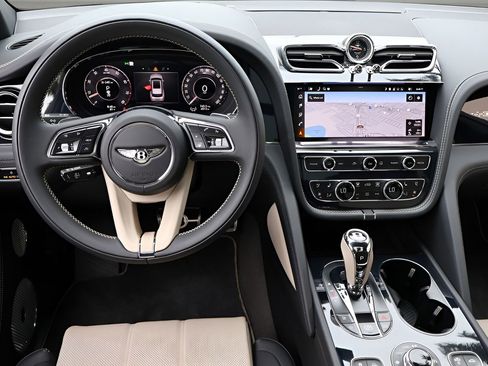 Used 2025 Bentley Bentayga Extended Wheelbase AWD/4WD image 18