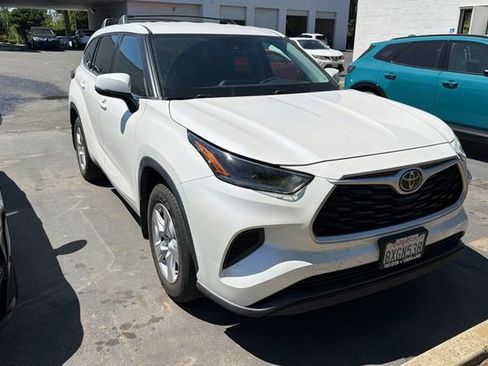 Used 2021 Toyota Highlander L AWD/4WD image 2