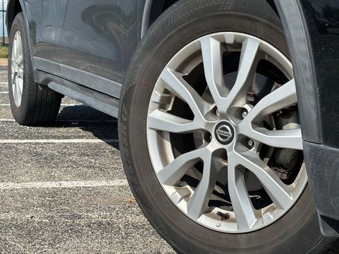 Used 2018 Nissan Rogue SV w/ Premium Package FWD image 2