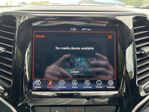 Used 2019 Jeep Cherokee Limited AWD/4WD image 6