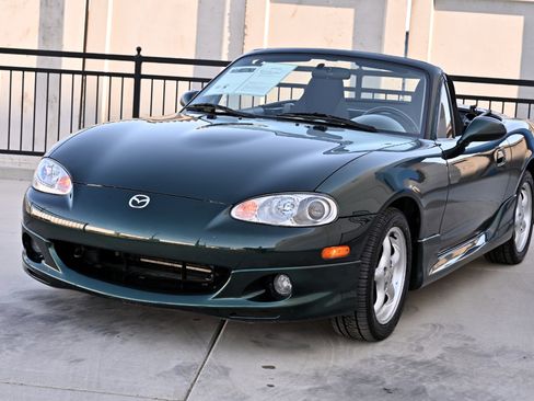 Used 2002 MAZDA MX-5 Miata RWD image 3