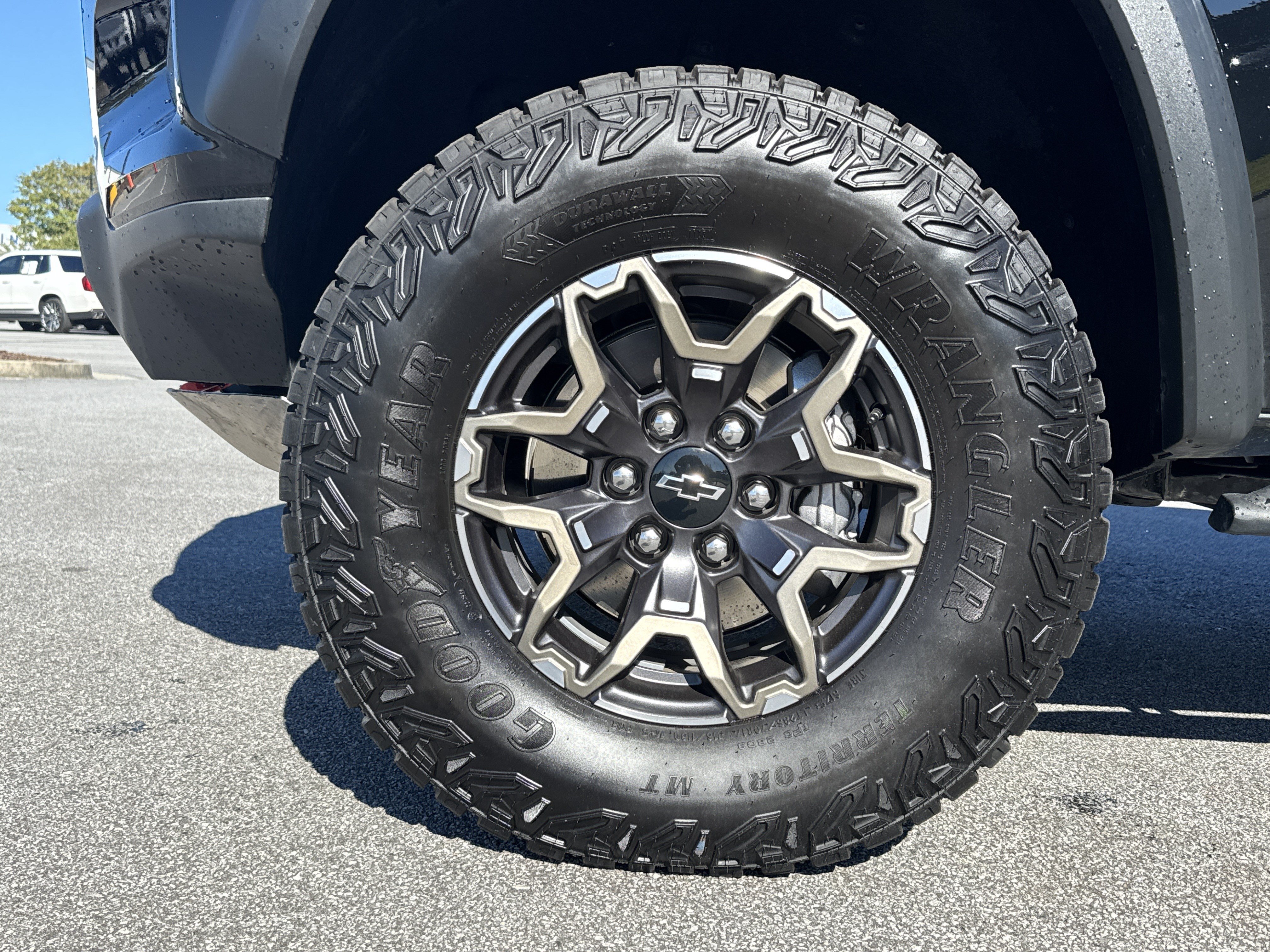 Used 2025 Chevrolet Colorado ZR2 w/ Technology Package AWD/4WD image 13