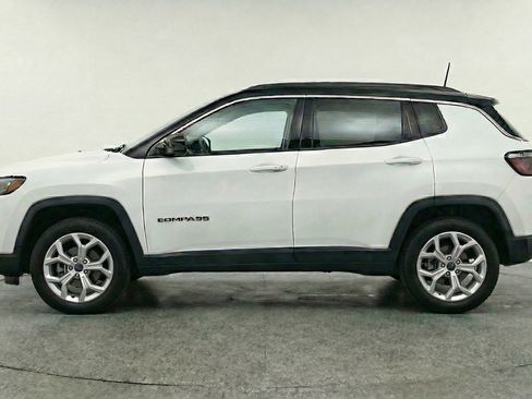 Used 2025 Jeep Compass Latitude AWD/4WD image 5