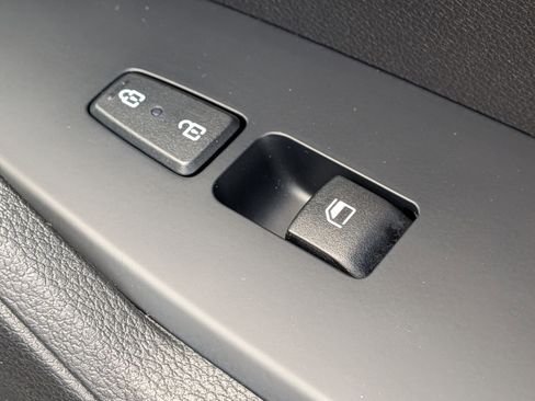 Used 2025 Kia Sportage LX image 34