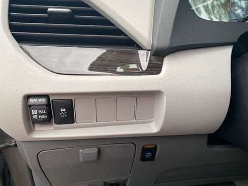 Used 2018 Toyota Sienna XLE Premium image 18