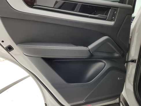 Used 2024 Porsche Cayenne image 41