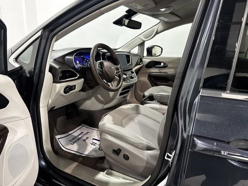 Used 2020 Chrysler Pacifica Touring w/ Advanced Safetytec Group FWD image 16