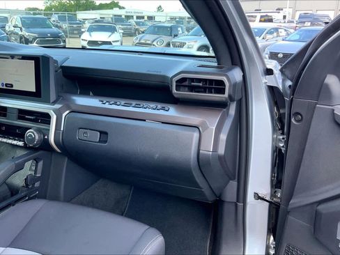 Used 2025 Toyota Tacoma TRD Sport image 18