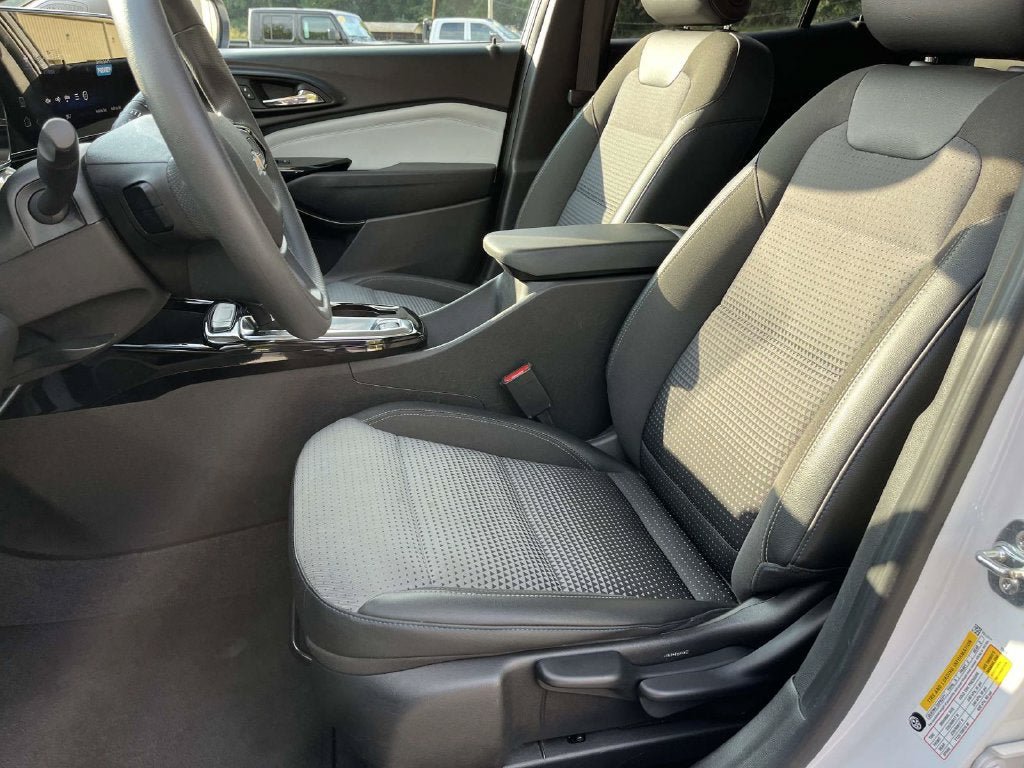 Used 2025 Chevrolet Trax LT FWD image 27