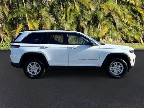 Used 2024 Jeep Grand Cherokee Laredo w/ Luxury Tech Group I RWD image 4