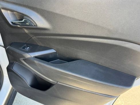 Certified 2025 Chevrolet Trax LT FWD image 8