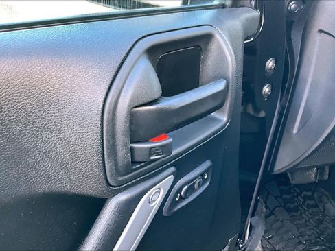 Used 2017 Jeep Wrangler Unlimited Sahara w/ Connectivity Group image 30