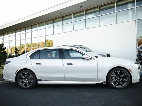 Used 2025 BMW i7 eDrive50 w/ Premium Package image 4