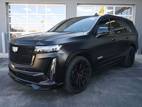 Used 2023 Cadillac Escalade V w/ LPO, ONYX Package image 15