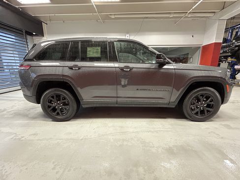 Certified 2025 Jeep Grand Cherokee Altitude image 14