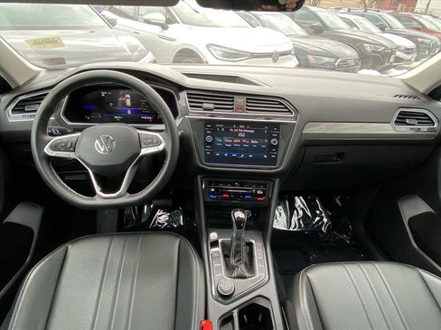 Certified 2023 Volkswagen Tiguan SE w/ Panoramic Sunroof Package image 11