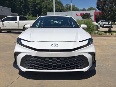 Used 2025 Toyota Camry SE FWD image 8