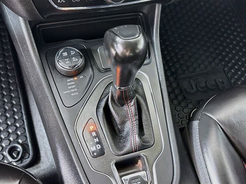 Used 2022 Jeep Cherokee Trailhawk AWD/4WD image 15