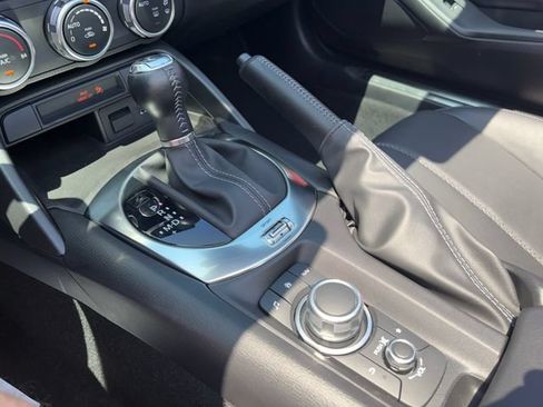 Used 2022 MAZDA MX-5 Miata Grand Touring RWD image 17