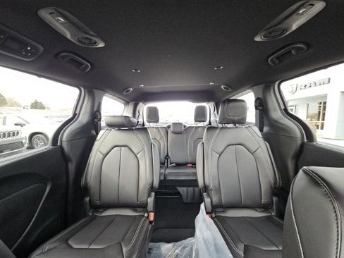New 2026 Chrysler Pacifica Select image 29