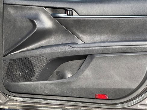 Used 2020 Toyota Camry SE w/ Sunroof Package image 14