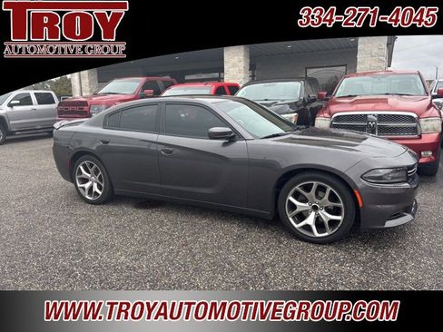 Used 2017 Dodge Charger SE image 1