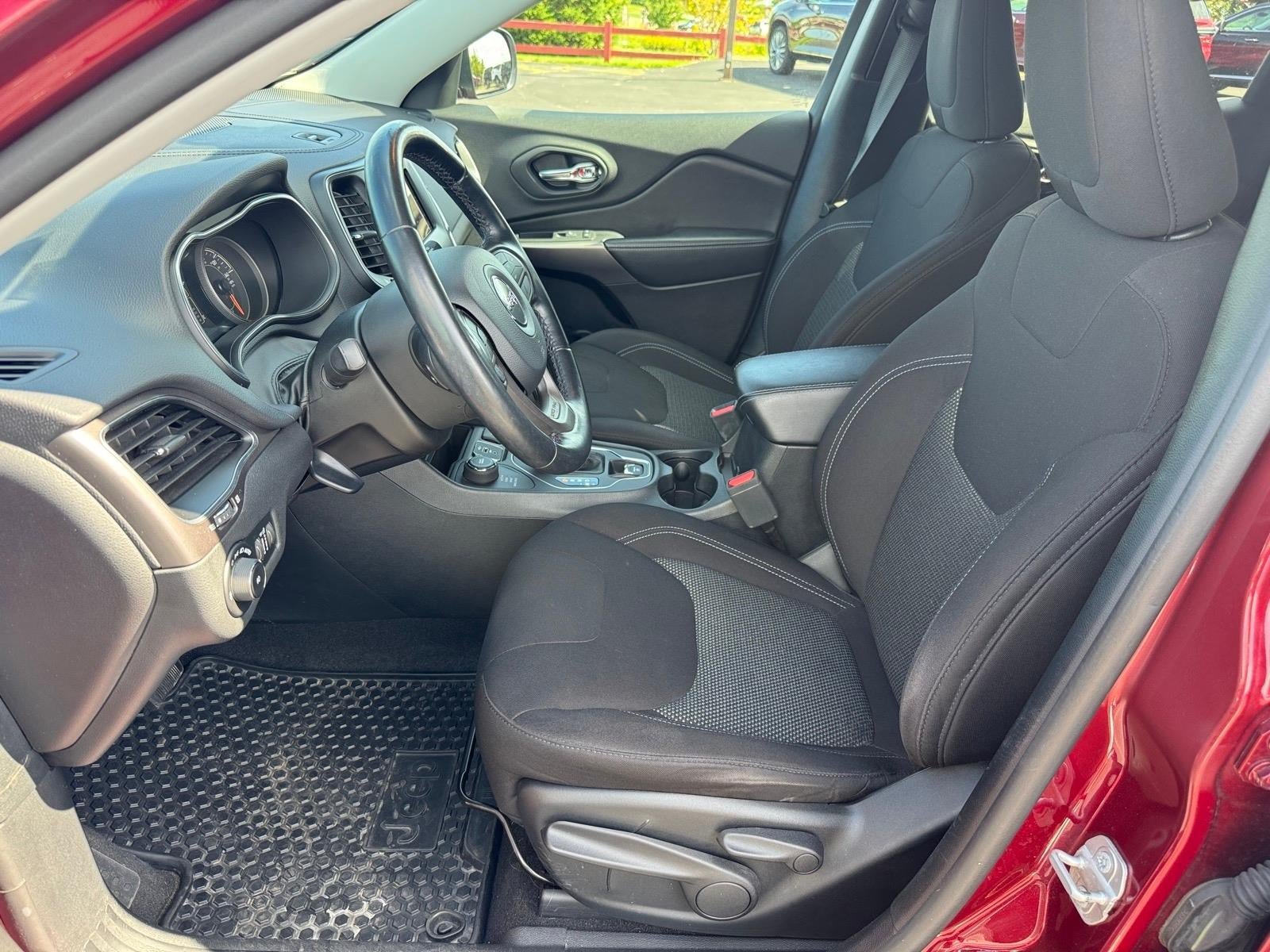 Used 2020 Jeep Cherokee Latitude w/ Cold Weather Group AWD/4WD image 5